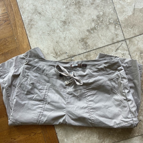 Prana ladies quick dry Bermuda shorts. Excellent condition. Medium. Khaki - Picture 5 of 7